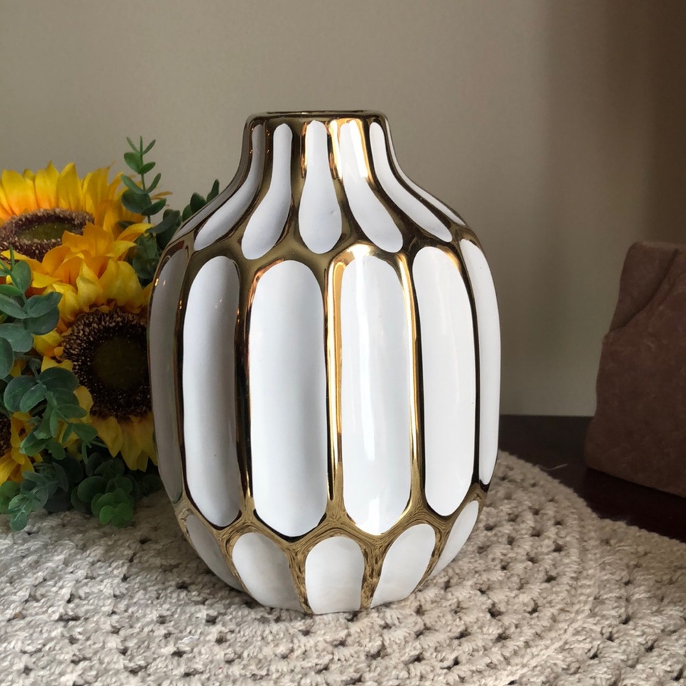 Elegant White and Gold Ceramic Decorative Vase